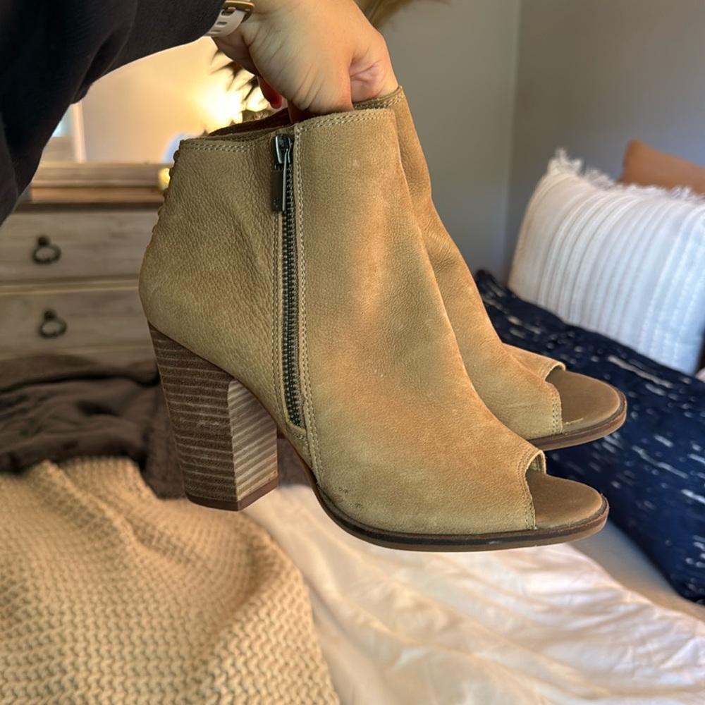 Lucky Brand Size 7 Chunk Heel Open toe